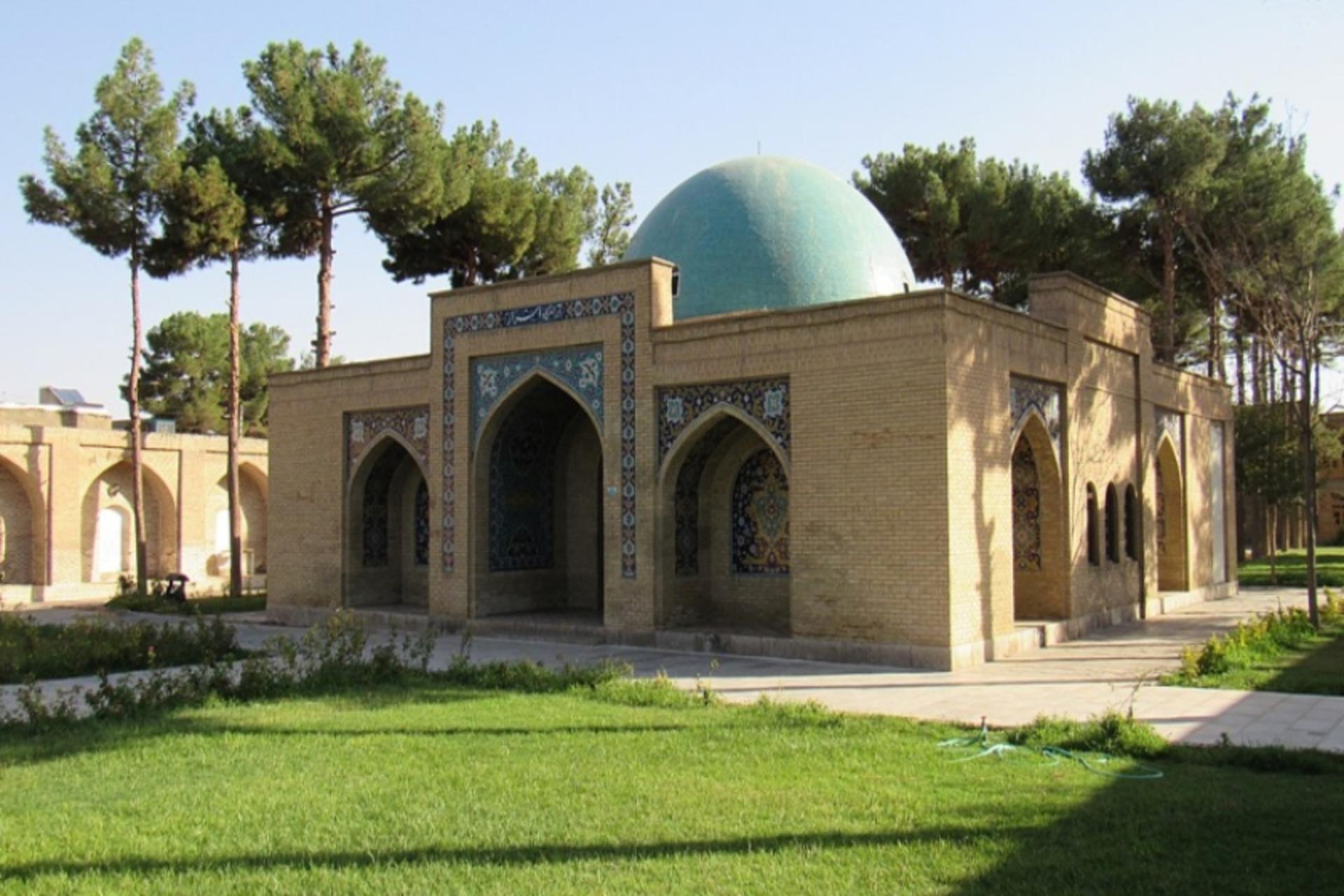 آرامگاه ملاهادی سبزواری در یک روز آفتابی؛ منبع عکس: سایت fa.wikipedia.org. عکاس: آریا امیری
