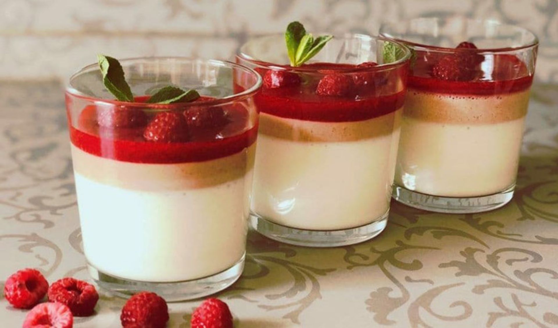 ژله بستنی توت فرنگی با تزیین برگ