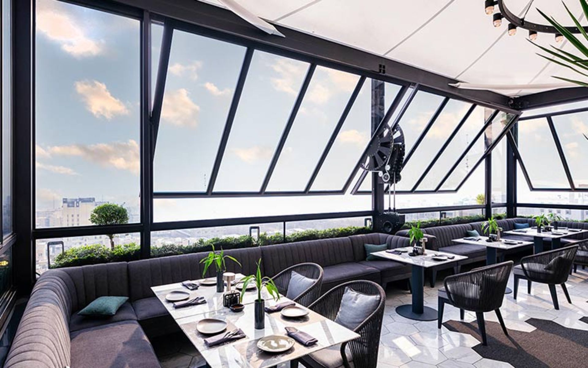 رستوران ایژین لانژ در هتل اسپیناس بلوار، منبع عکس: international.espinashotels.com، عکاس: نامشخص