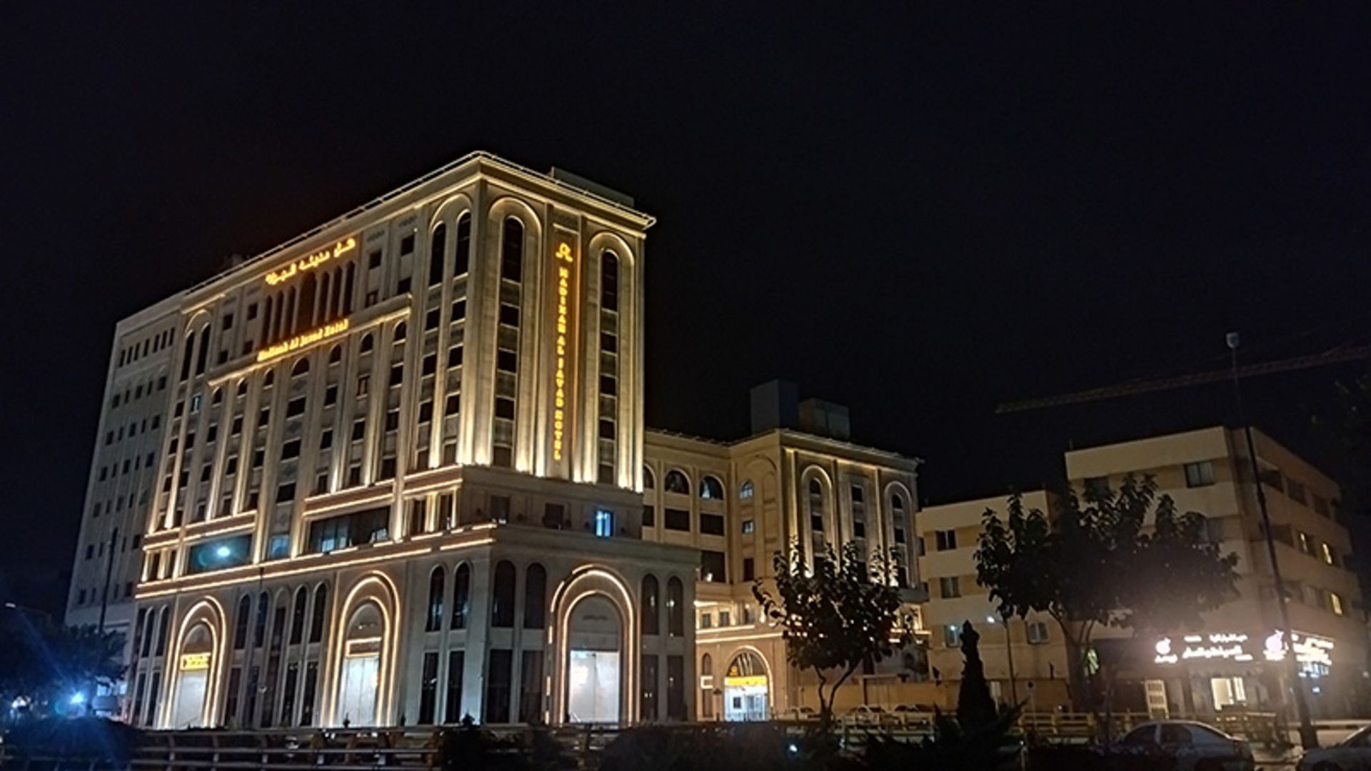 نمای بیرونی هتل مدینه الجواد مشهد؛ منبع عکس: گوگل مپ؛ عکاس: امیر عاشوری