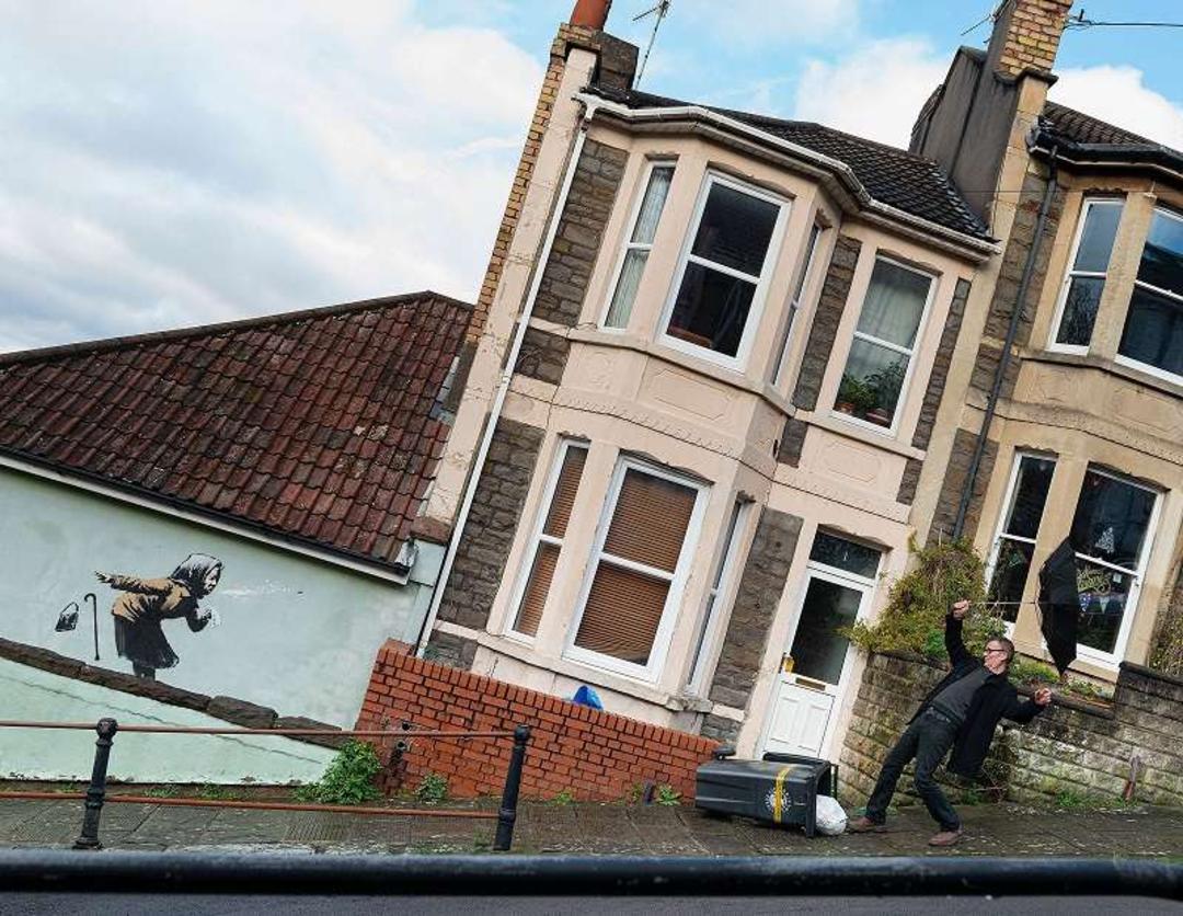 نقاشی دیواری قاصدک و کودک؛ منبع عکس وب سایت Banksy.co.uk