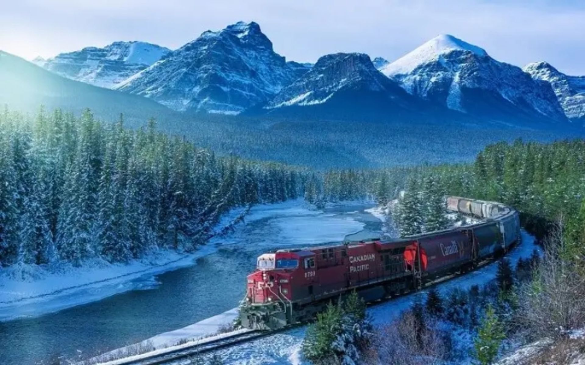 قطار کانادایی در طبیعت برفی؛ عکس از سایت traveltriangle.com. عکاس: نامشخص