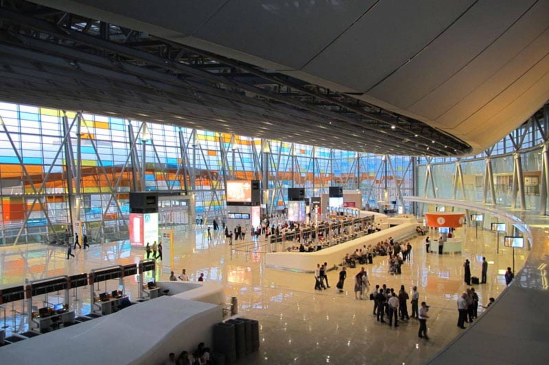 گردشگران در فرودگاه ایروان، منبع عکس: International Yerevan Airport، عکاس: نامشخص 