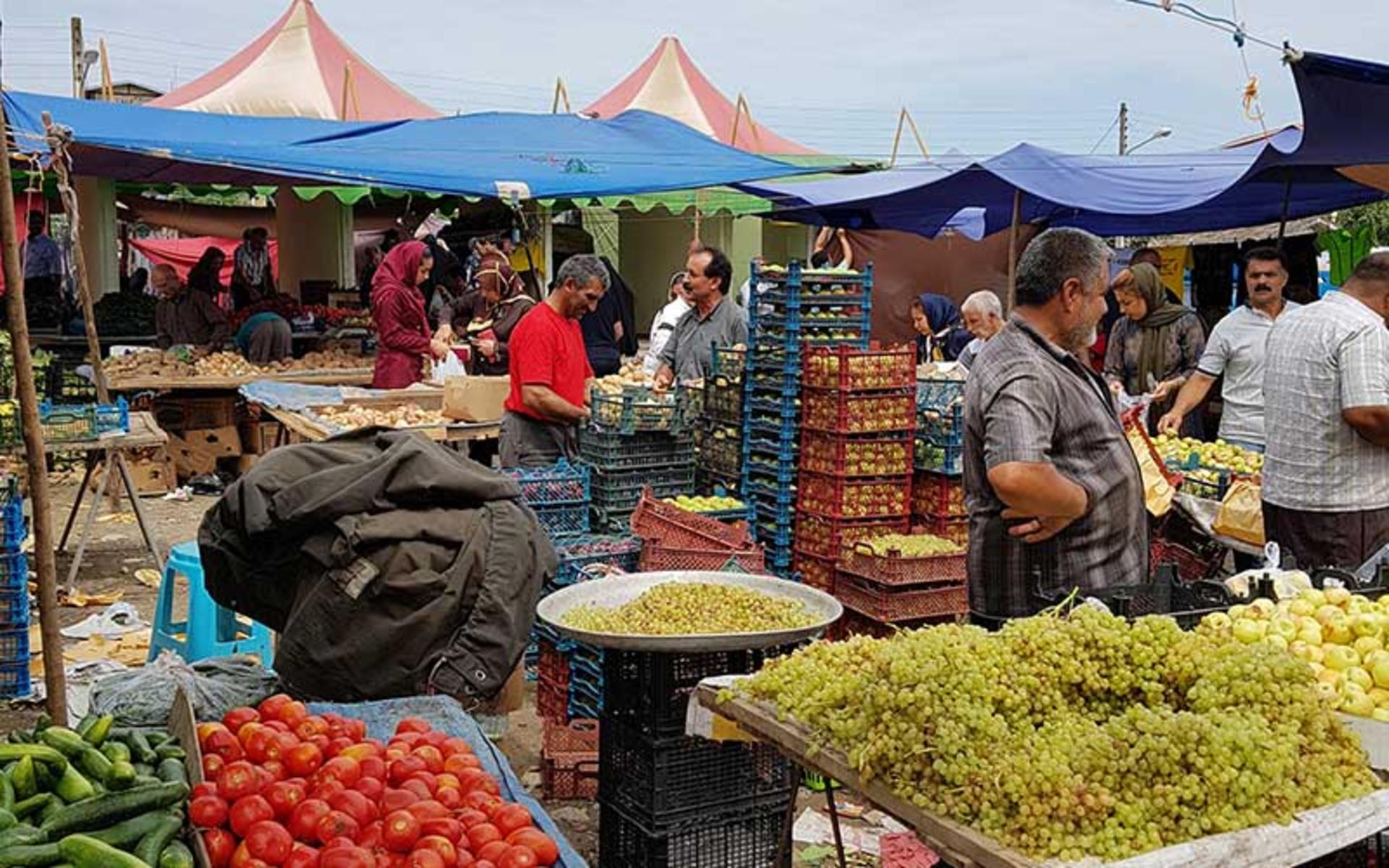فروش میوه در پنجشنبه بازار کلاچای، منبع عکس: گوگل مپ، عکاس: بهنام صمدی