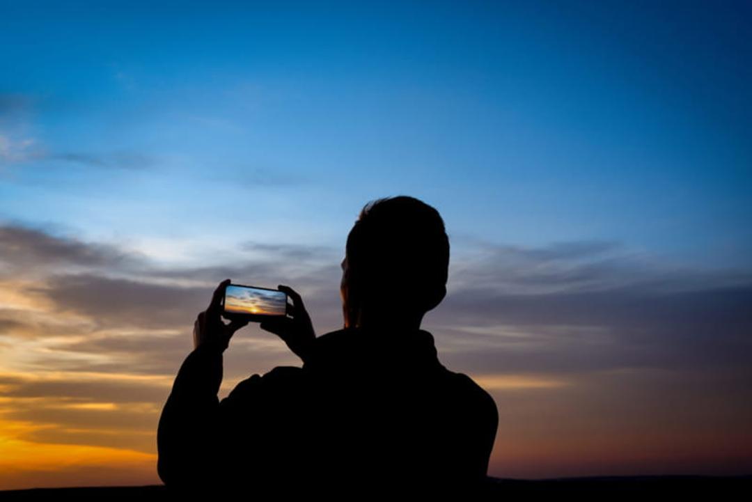 تصویربرداری با موبایل در تاریکی شب، منبع عکس: سایت Arjun kartha photography، عکاس: نامشخص