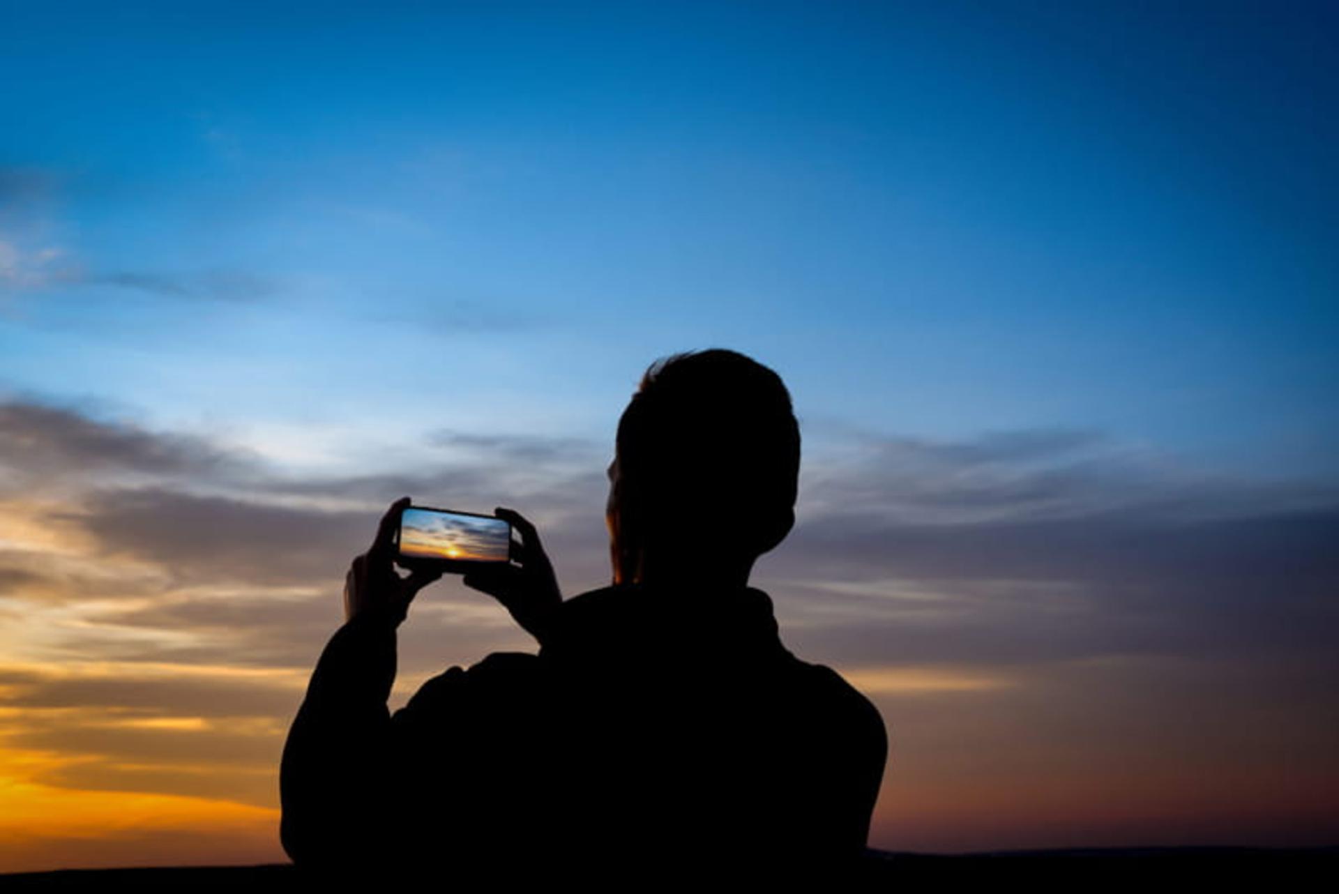 تصویربرداری با موبایل در تاریکی شب، منبع عکس: سایت Arjun kartha photography، عکاس: نامشخص