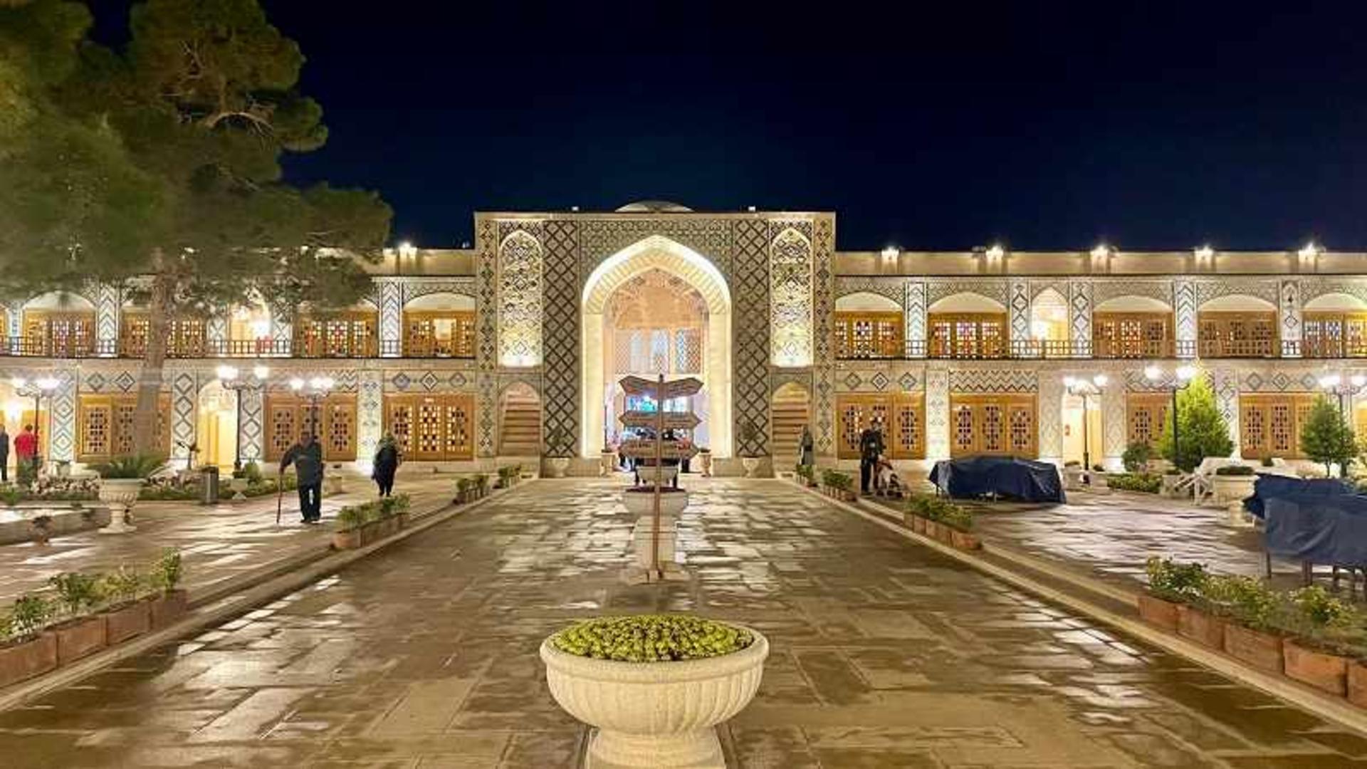 حیاط کاروانسرا و بوتیک هتل کاروانیکا کرمان؛ منبع عکس: گوگل مپ؛ عکاس: محمدرضا ایرانمنش