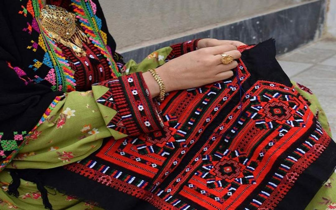 سوزن دوزی روی لباس زنان بلوچ، منبع عکس: باشگاه خبرنگاران جوان، عکاس: نامشخص