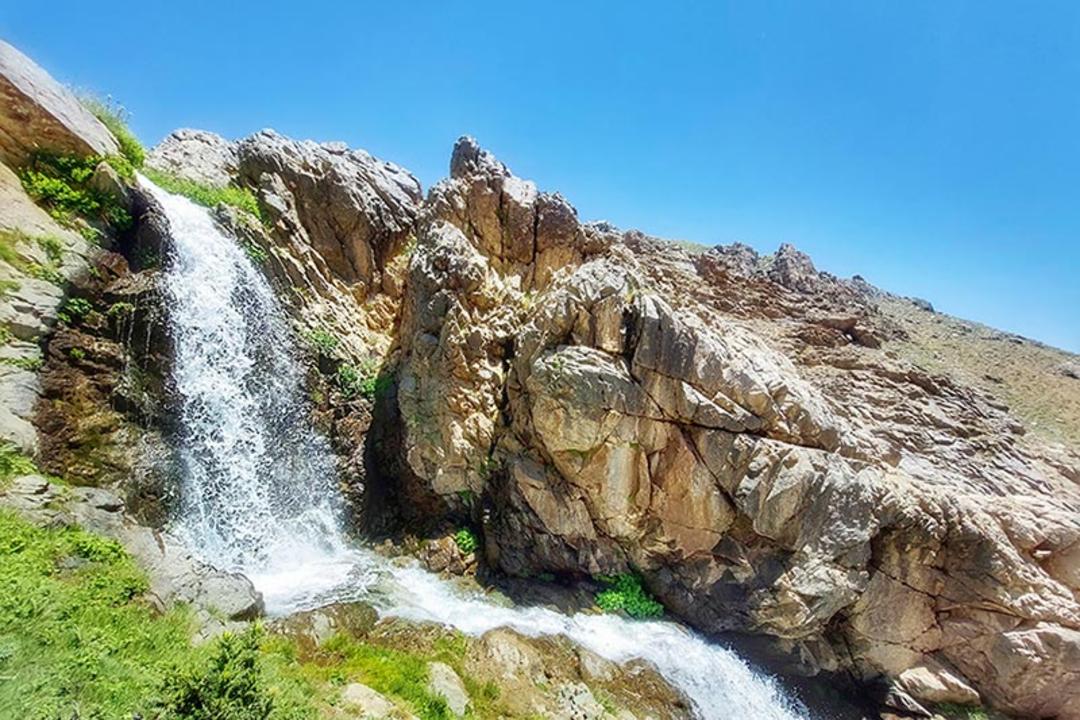 آبشار لالون و صخره های اطراف آن؛ منبع عکس: گوگل مپ؛ عکاس: ارشیا مهلوجیان