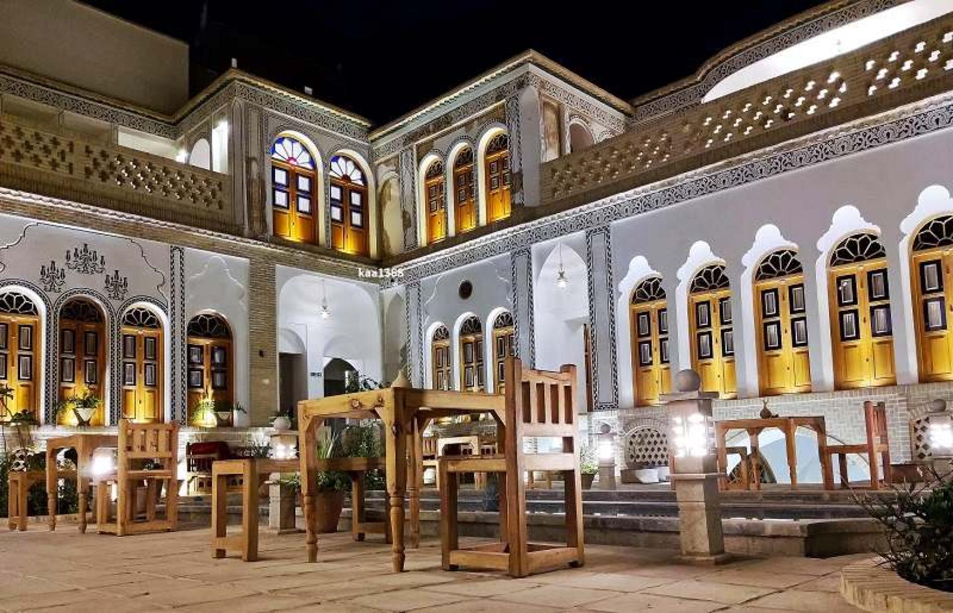 حیاط هتل صباغیان کاشان؛ منبع عکس: گوگل مپ؛ عکاس: کاظم علی اکبری