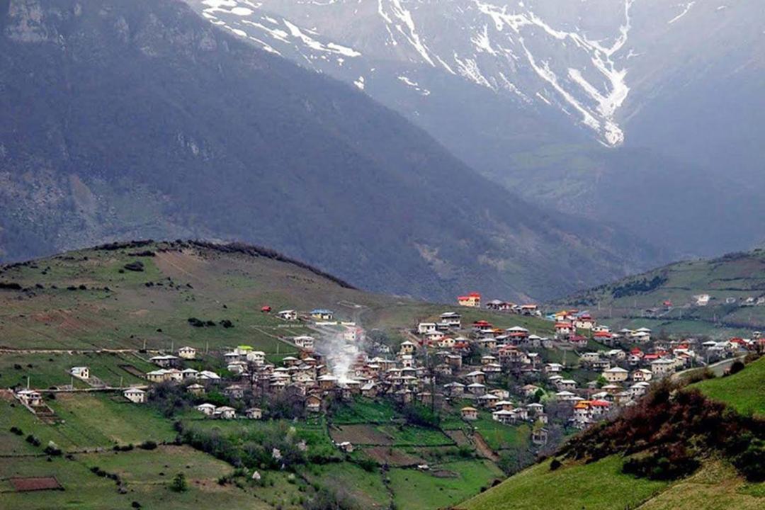 منظره سرسبز یکی از روستاهای منطقه فشم؛ منبع عکس: safartahotel.ir؛ عکاس: نامشخص