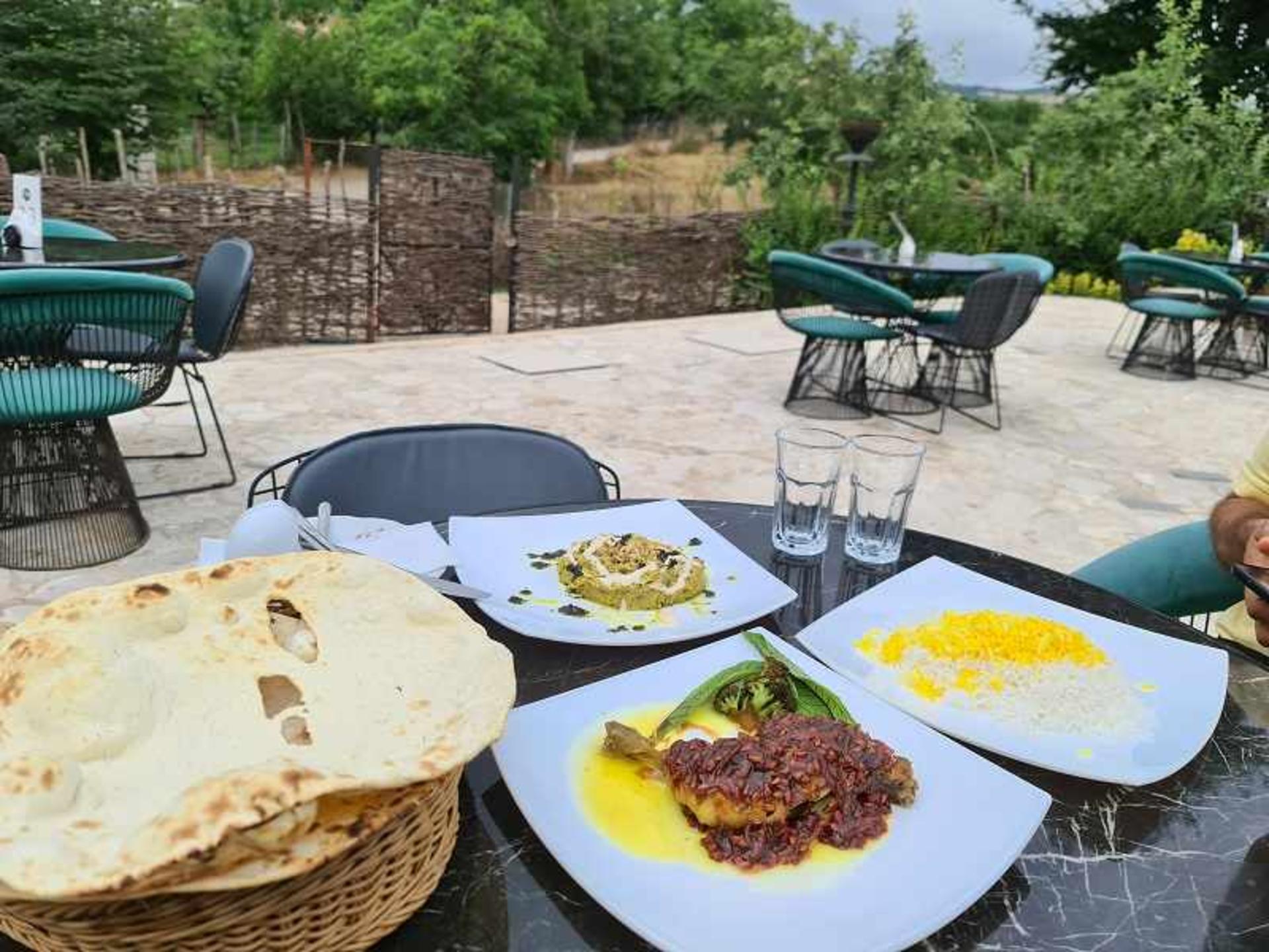 غذاهای محلی در رستوران هتل ونوشک ساری؛ منبع عکس: گوگل مپ؛ عکاس: کیمیا سلامی