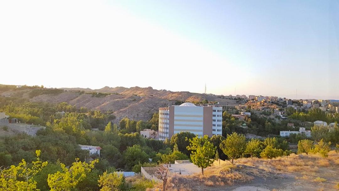 ساختمان متل بام طرقبه در میان درختان اطراف؛ منبع عکس: نشان؛ عکاس: نامشخص