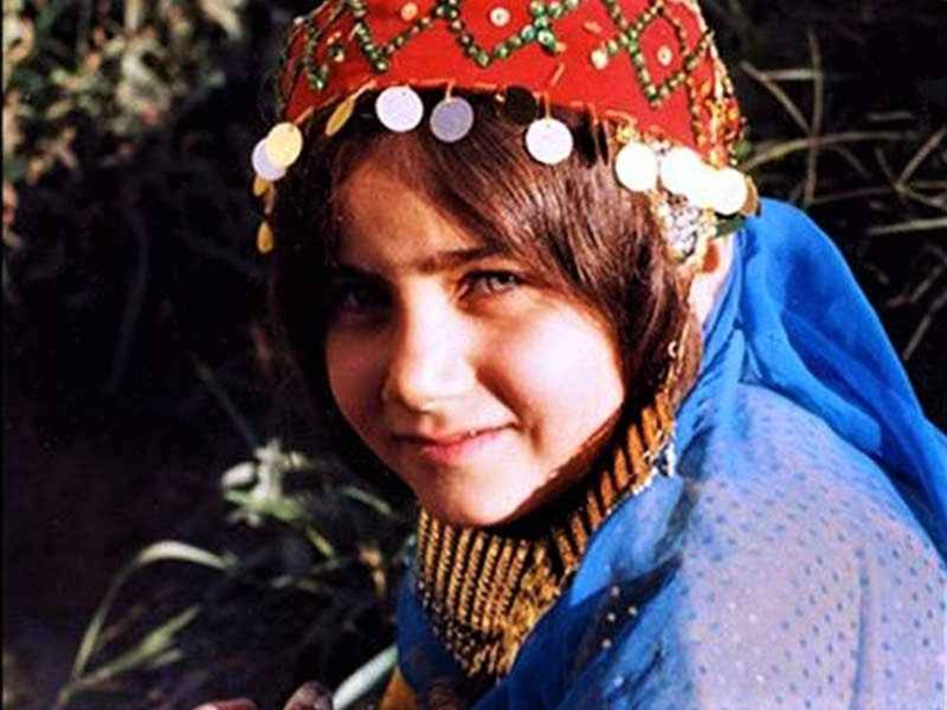 دختربچه با لباس محلی لری، منبع عکس: soundcloud.com، عکاس: نامشخص