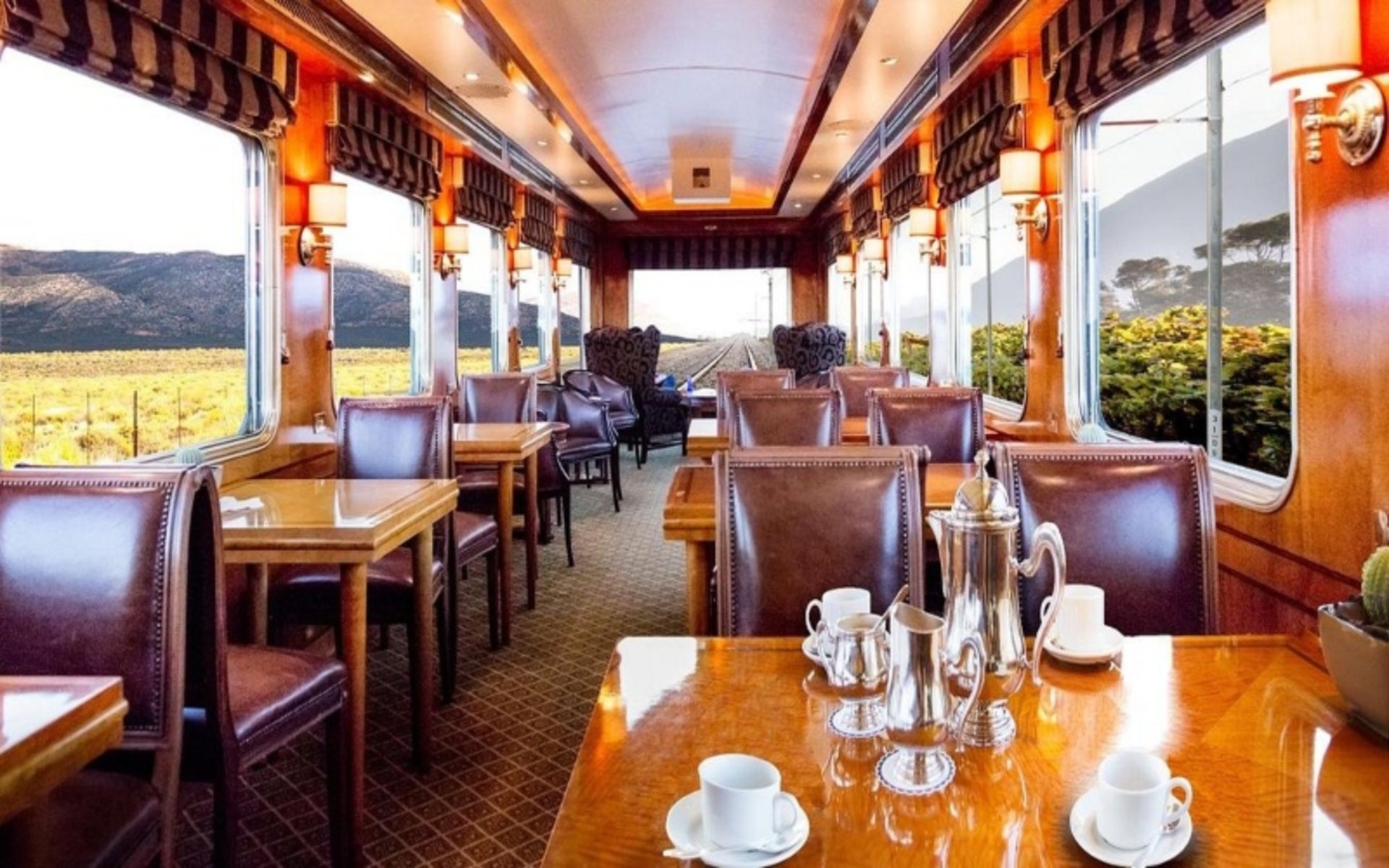 قطار آبی با پنجره هایی شیشه ای؛ عکس از سایت tripadvisor.com. عکاس: نامشخص 