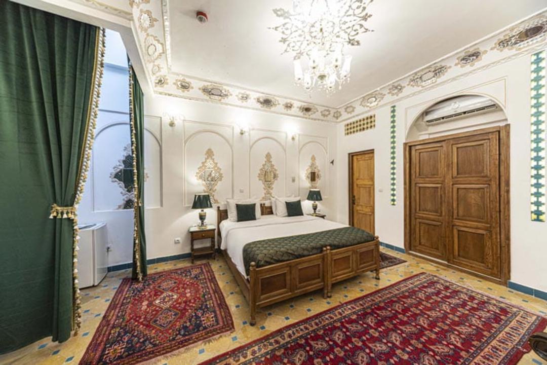 اتاق شاه نشین هتل قصر منشی اصفهان، منبع عکس: سایت ghasrmonshihotel، عکاس: نامشخص