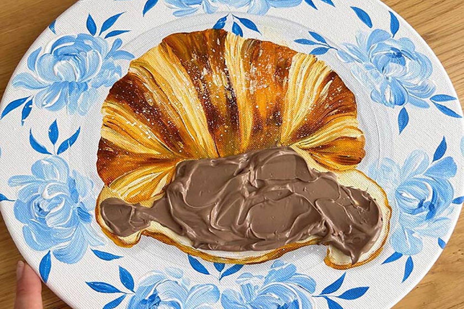 نقاشی کروسان روی بشقاب