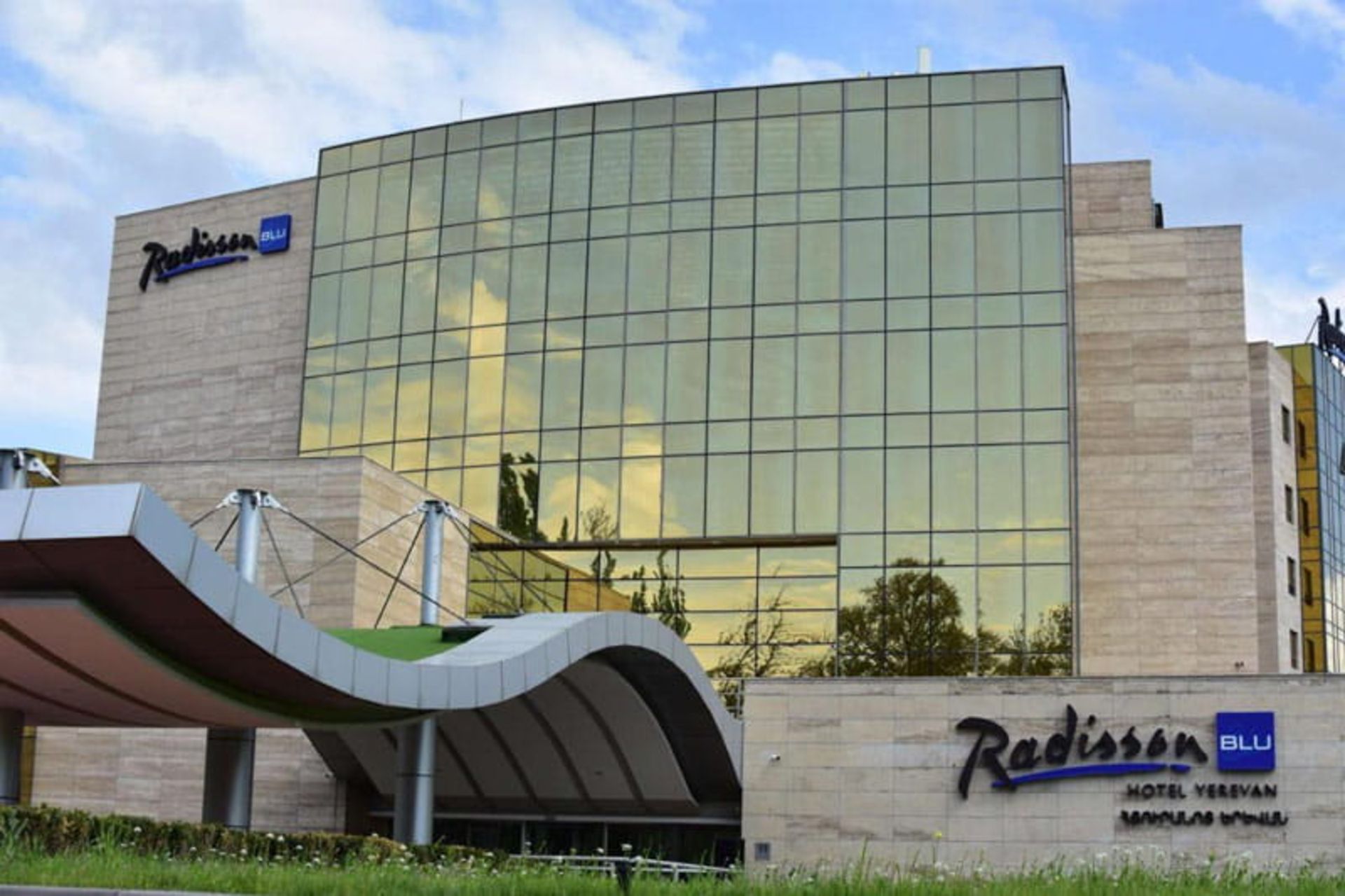 نمای ورودی هتل رادیسون بلو ایروان، منبع  عکس: سایت radissonhotels، عکاس: نامشخص