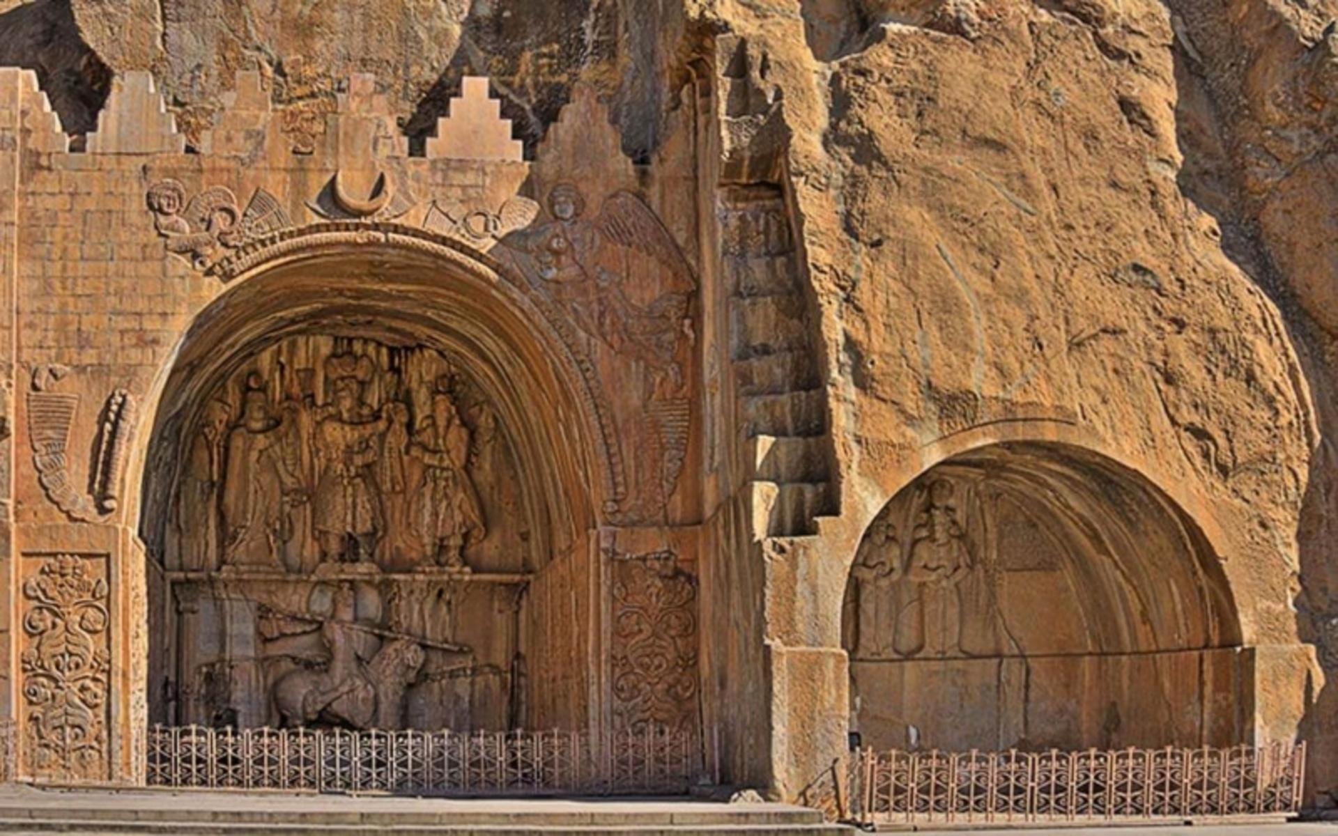 نمای روبروی طاق بستان؛ عکس از سایت irandestination.com. عکاس: نامشخص