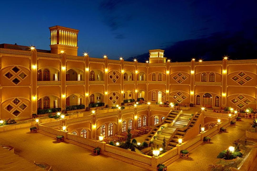 نورپردازی شبانه هتل داد یزد، منبع عکس: صفحه اینستاگرام dadhotel، عکاس: نامشخص
