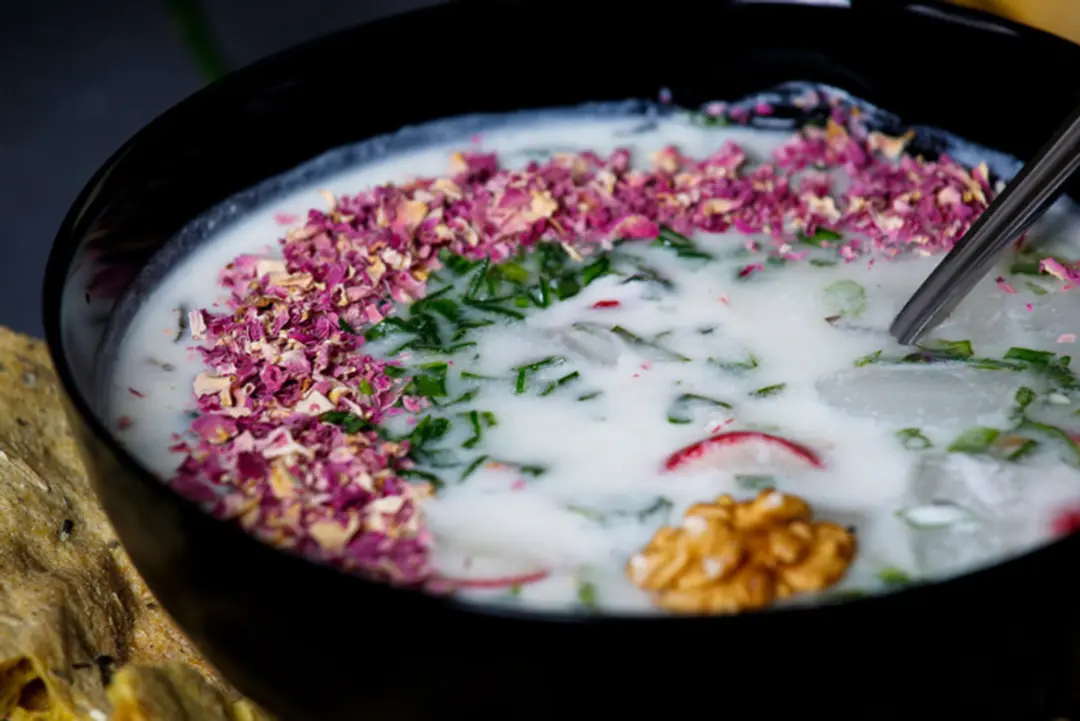 آب دوغ خیار با تزیین برگ گل محمدی و گردو؛ منبع عکس: وب سایت hesetazegi.ir؛ عکاس: نامشخص
