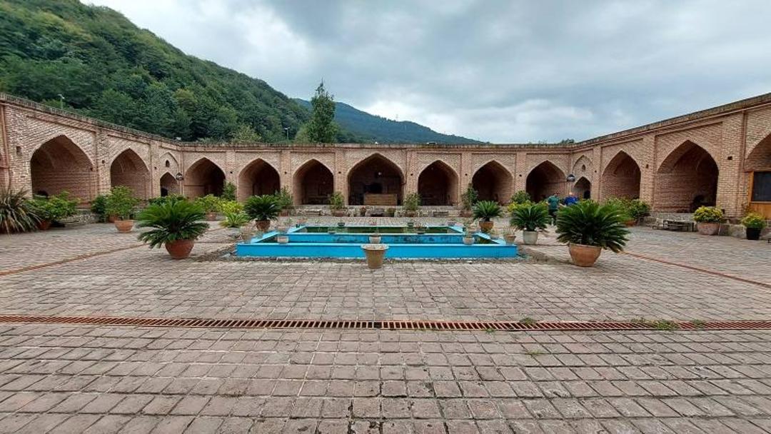 حیاط کاروانسرای لات؛ منبع عکس گوگل مپ. عکاس Jalal Hosini