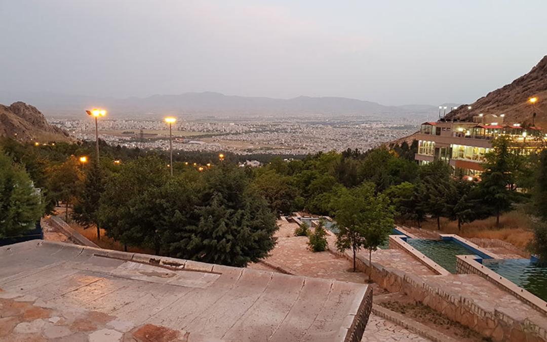 پارک کوهستانی کرمانشاه در غروب، منبع عکس: گوگل مپ، عکاس: الهه محمودپور