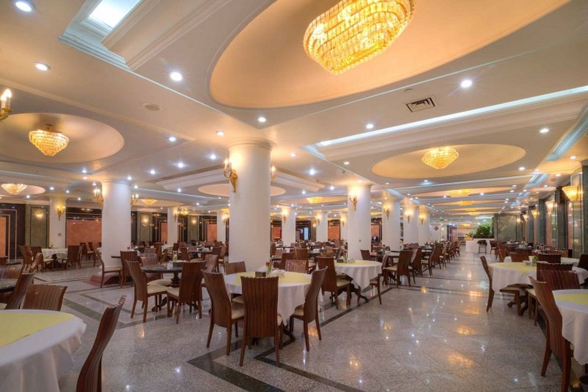 محیط  رستوران خاطره در هتل بین المللی قصر مشهد؛ منبع عکس: وب سایت Hotelghasr.com. عکاس: نامشخص