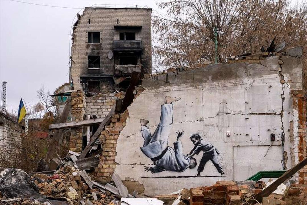 نقاشی دیواری کودکی در حال مبارزه در خرابه ها؛ منبع عکس وب سایت Banksy.co.uk