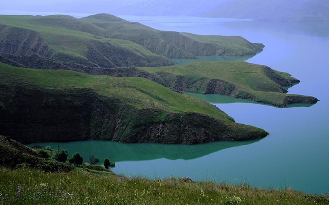 دریاچه طاالقان با فضایی سرسبز؛ عکس از سایت wikidata.org 