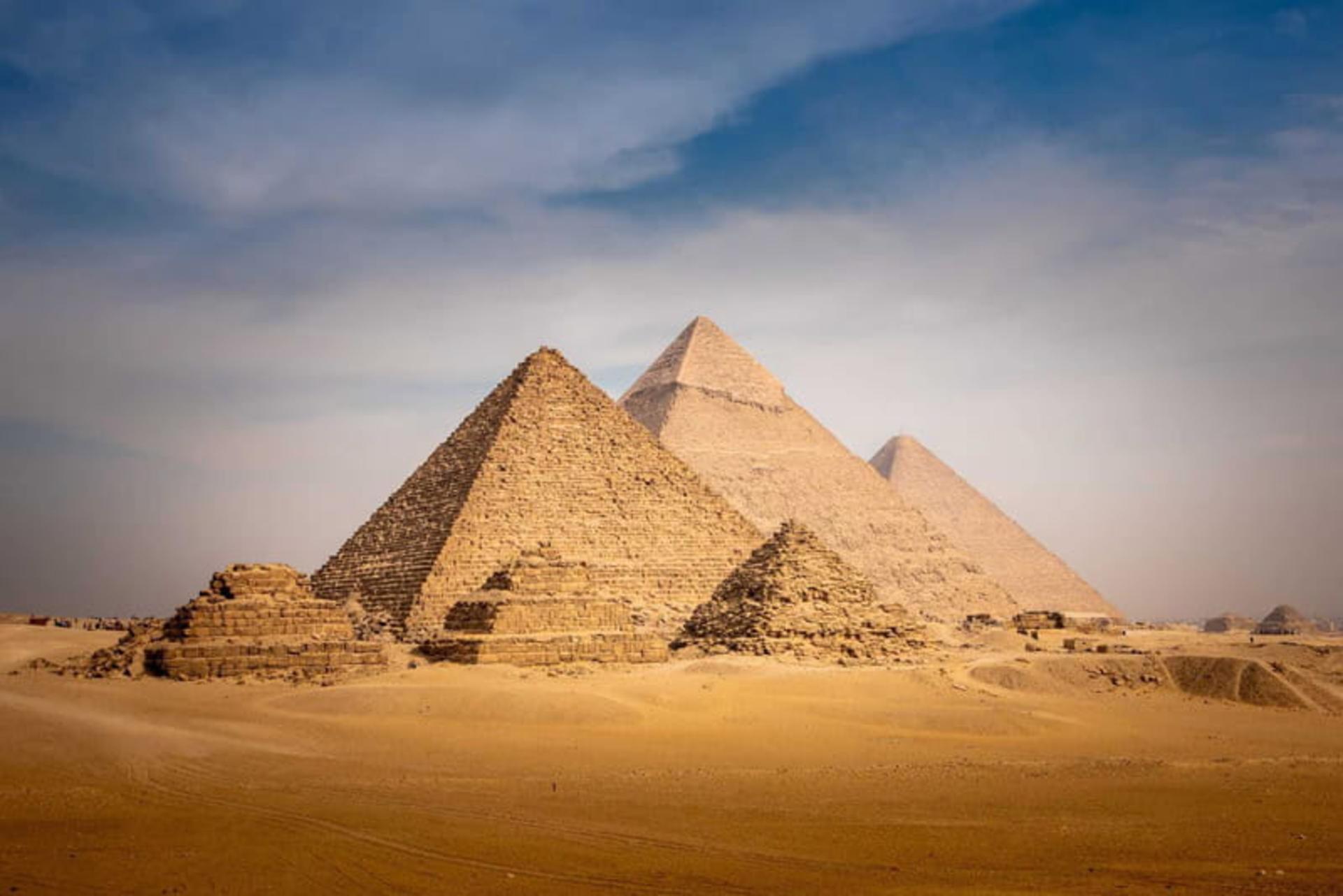 اهرام سه گانه مصر در بیابان قاهره، منبع عکس: insightvacations، عکاس: نامشخص