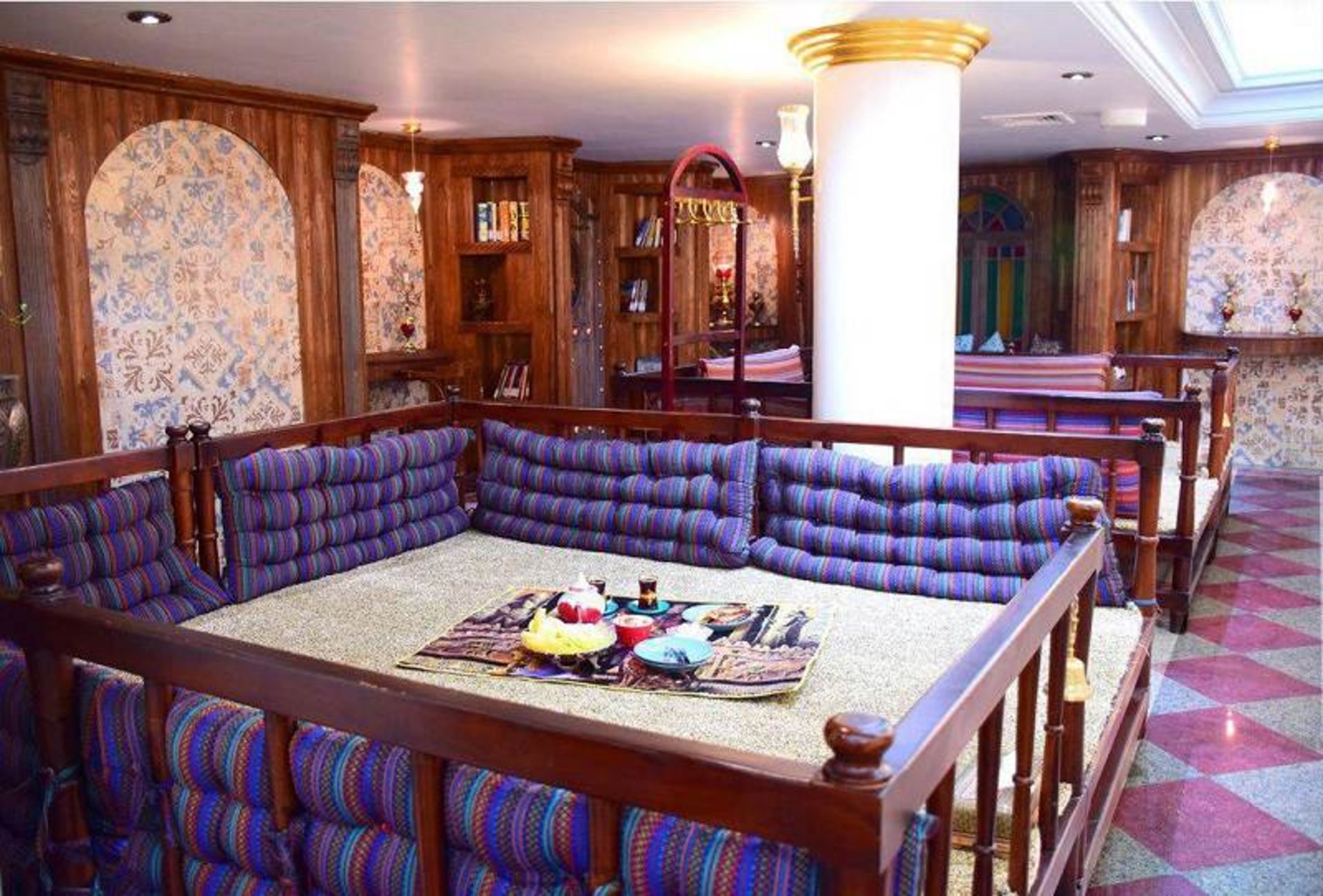 محیط  رستوران سنتی رز در هتل بین المللی قصر مشهد؛ منبع عکس: وب سایت Hotelghasr.com. عکاس: نامشخص