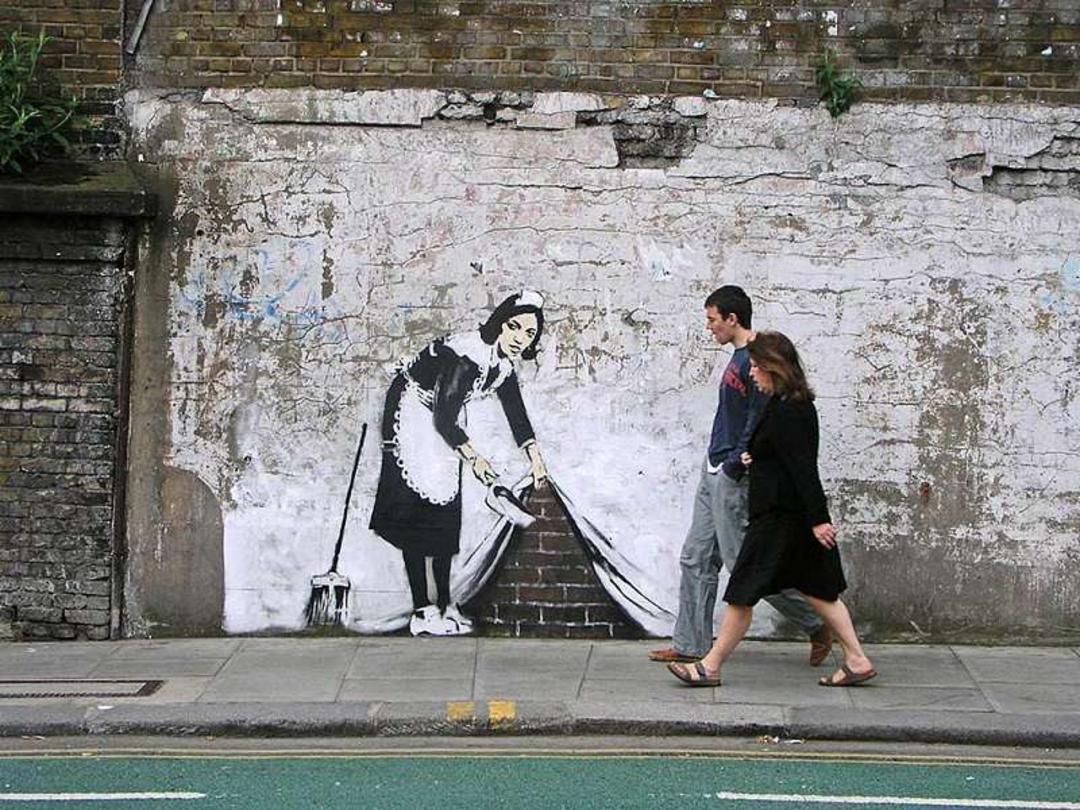 نقاشی دیواری خانم خدمتکار اثر بنکسی؛ منبع عکس وب سایت Banksy.co.uk