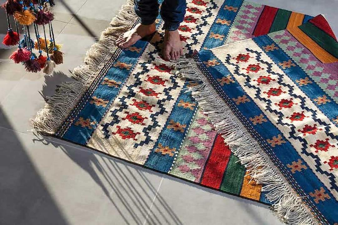 نوعی گلیم رنگارنگ قشقایی؛ منبع عکس: aradbranding، عکاس: نامشخص