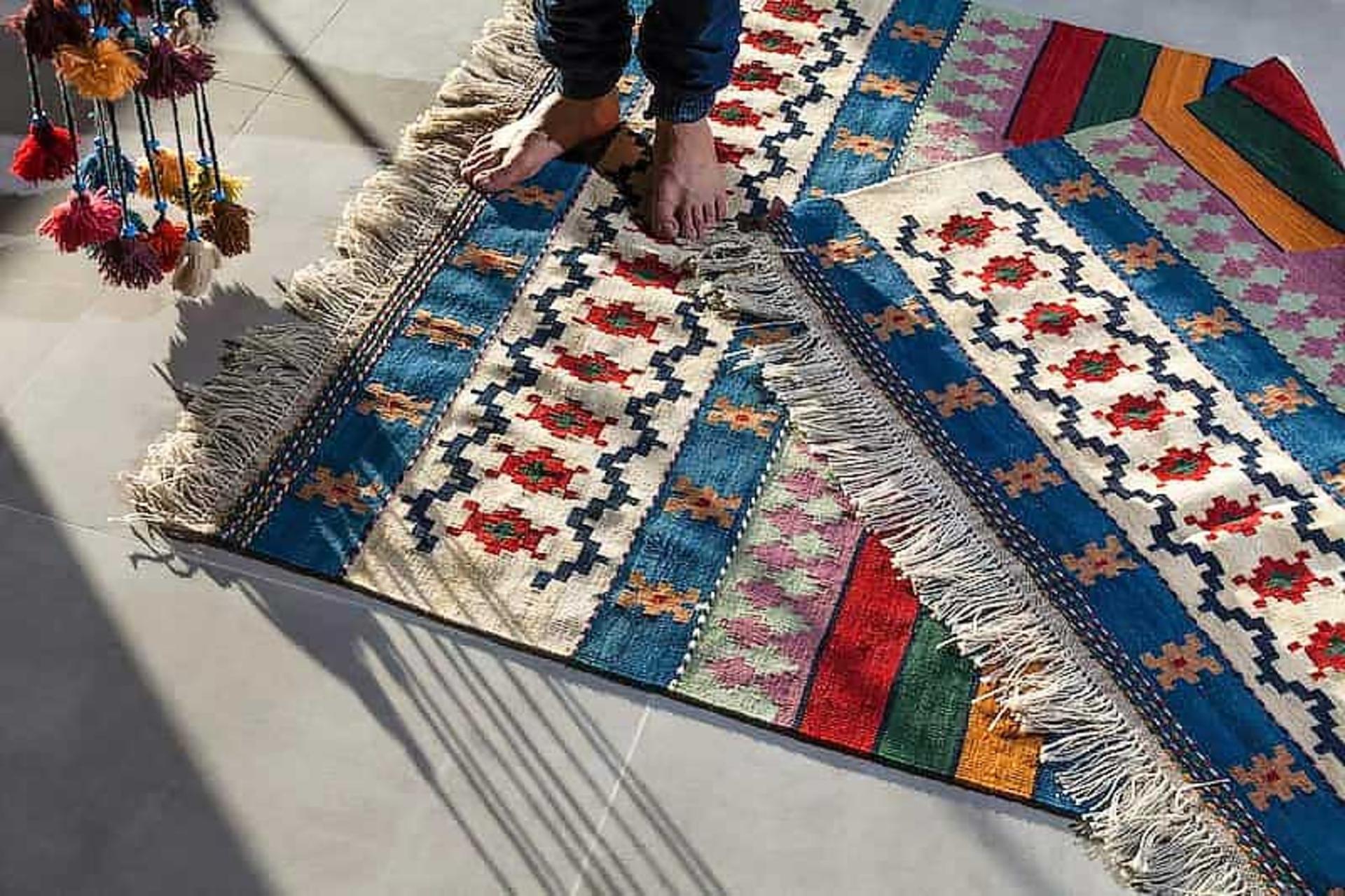 نوعی گلیم رنگارنگ قشقایی؛ منبع عکس: aradbranding، عکاس: نامشخص