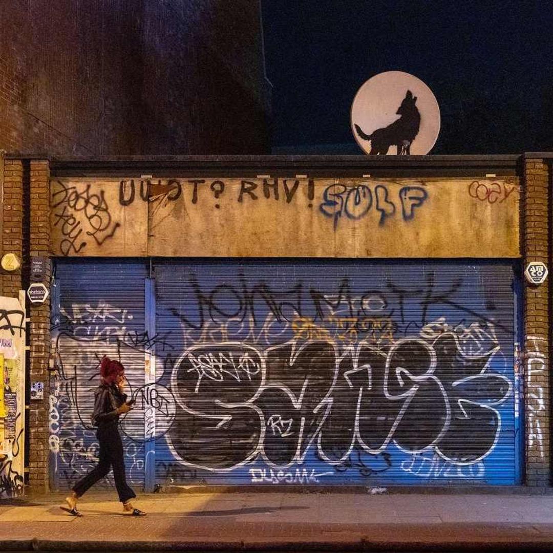نقاشی ربوده شده بنکسی روی دیش ماهواره؛ منبع عکس وب سایت Banksy.co.uk