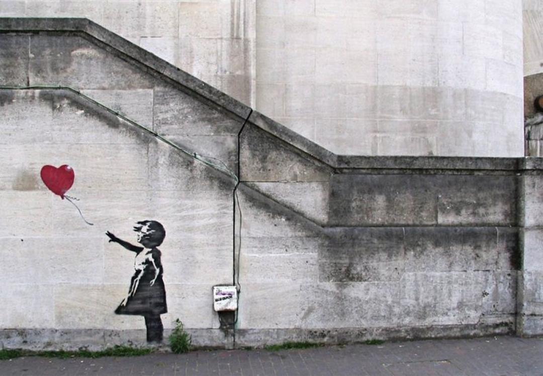 نقاشی دیواری دختر بچه و قلب اثر بنکسی؛ منبع عکس وب سایت Banksy.co.uk