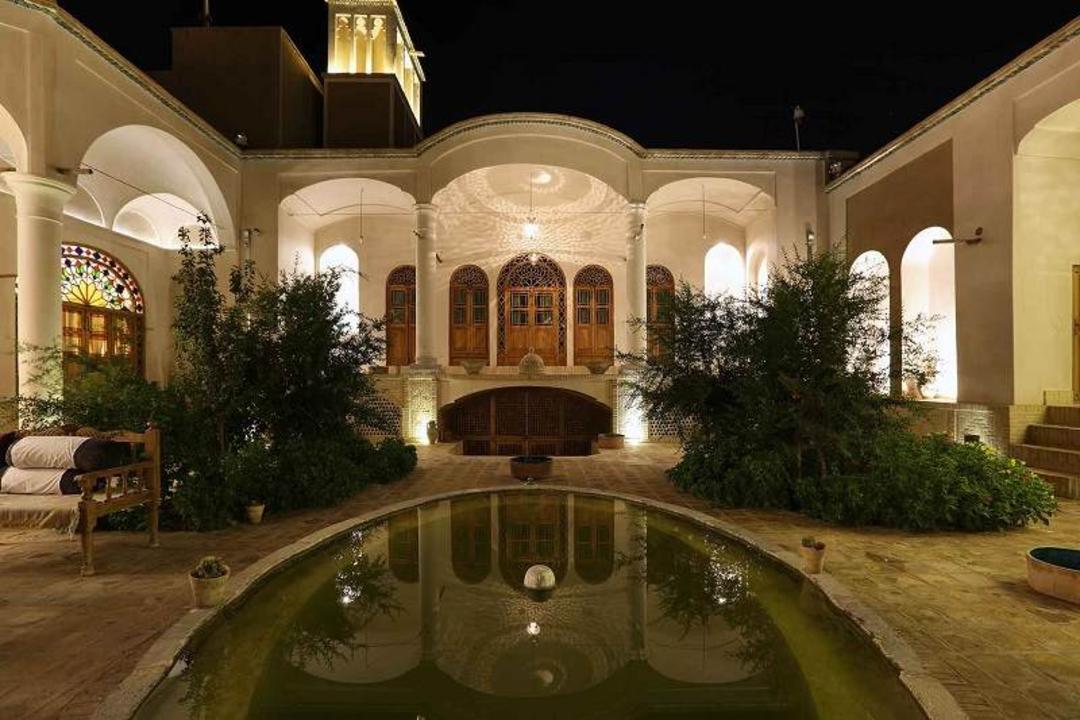 حیاط بوتیک هتل مرشدی؛ منبع عکس: morshedihotel.com؛ عکاس: نامشخص