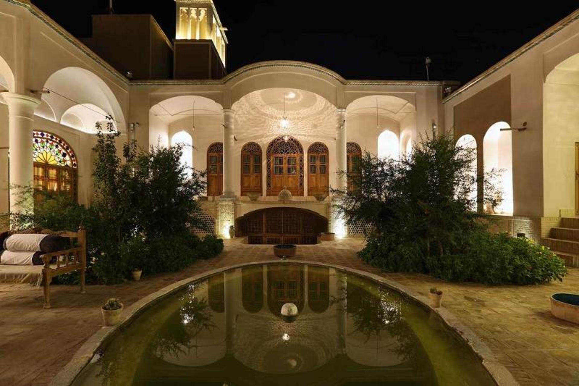 حیاط بوتیک هتل مرشدی؛ منبع عکس: morshedihotel.com؛ عکاس: نامشخص