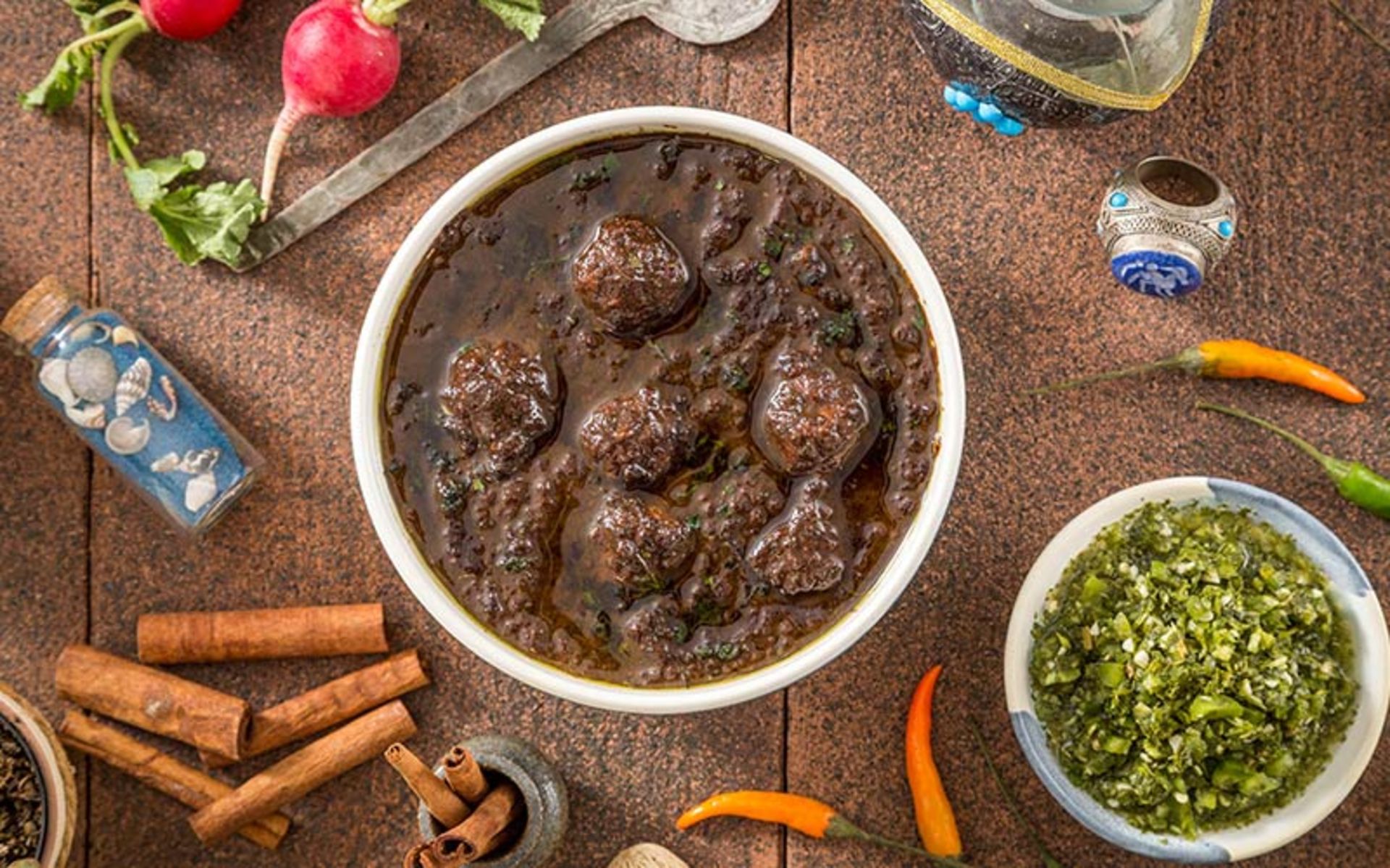 خورشت فسنجون و نازخاتون گیلانی، منبع عکس: gilakifood.com، عکاس: Bobak Radbin Studio