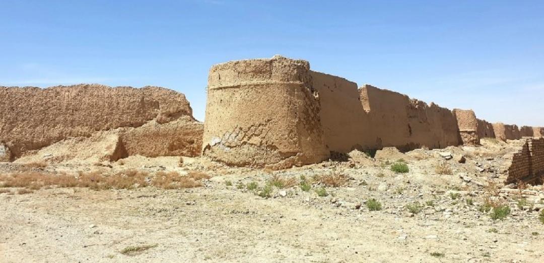 قلعه و دیوار روستای عاشقان مشهد؛ منبع عکس: نقشه و مسیریاب بلد؛ عکاس: نامشخص