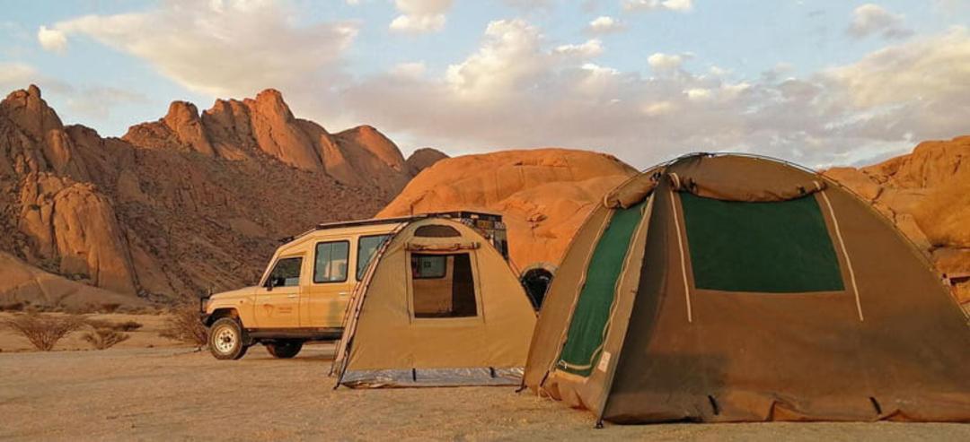 چادرهای برزنتی در صحرا، منبع عکس: سایت Rhino Tuff Canvas Tents، عکاس: نامشخص