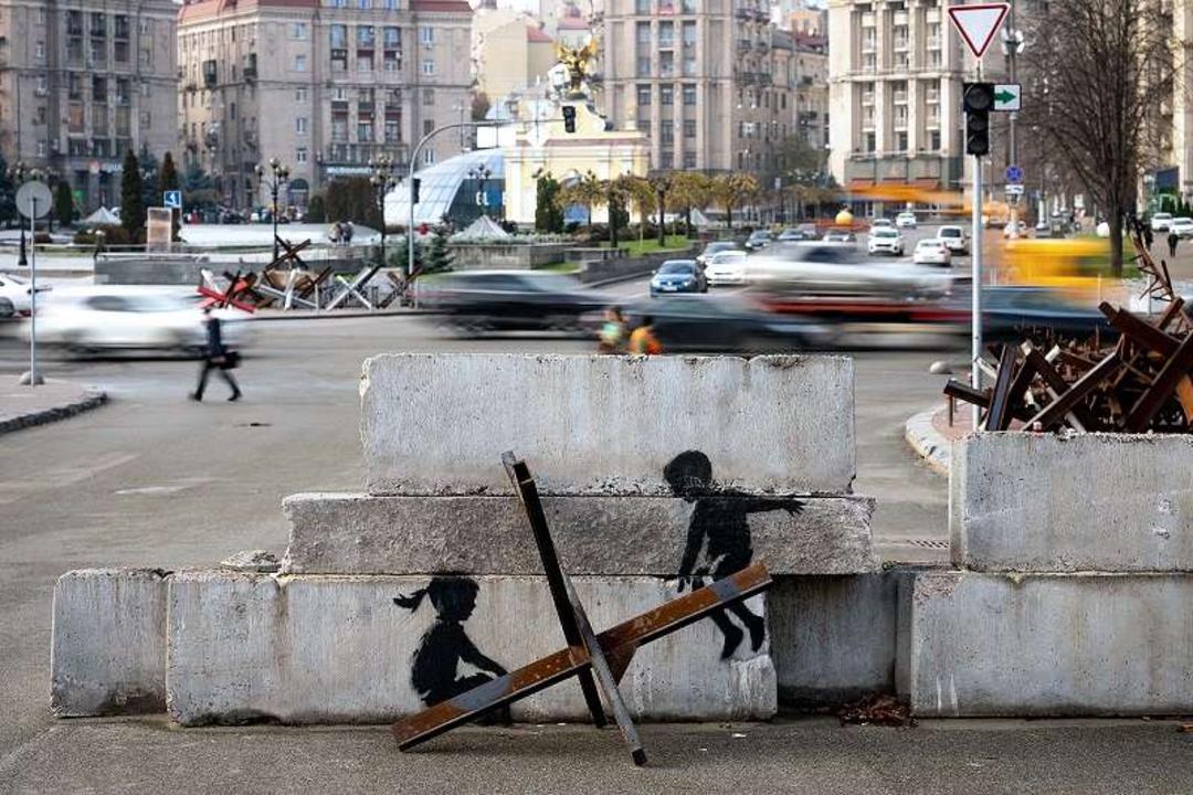 نقاشی کودکان الاکلنگ باز روی دیوار؛ منبع عکس: وب سایت Banksy.co.uk