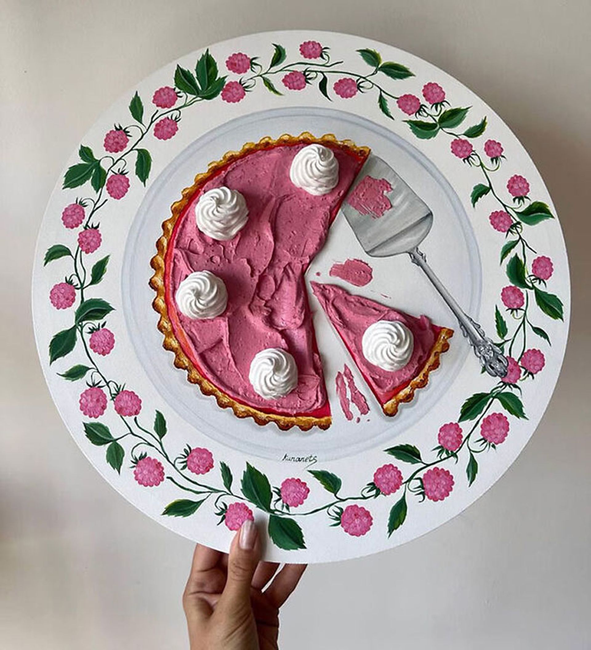 کیک توت فرنگی نقاشی شده بر بشقاب