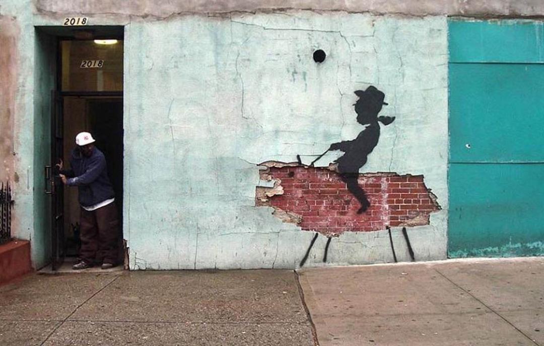نقاشی دیواری پسر بچه کابو اثر بنکسی؛ منبع عکس وب سایت Banksy.co.uk