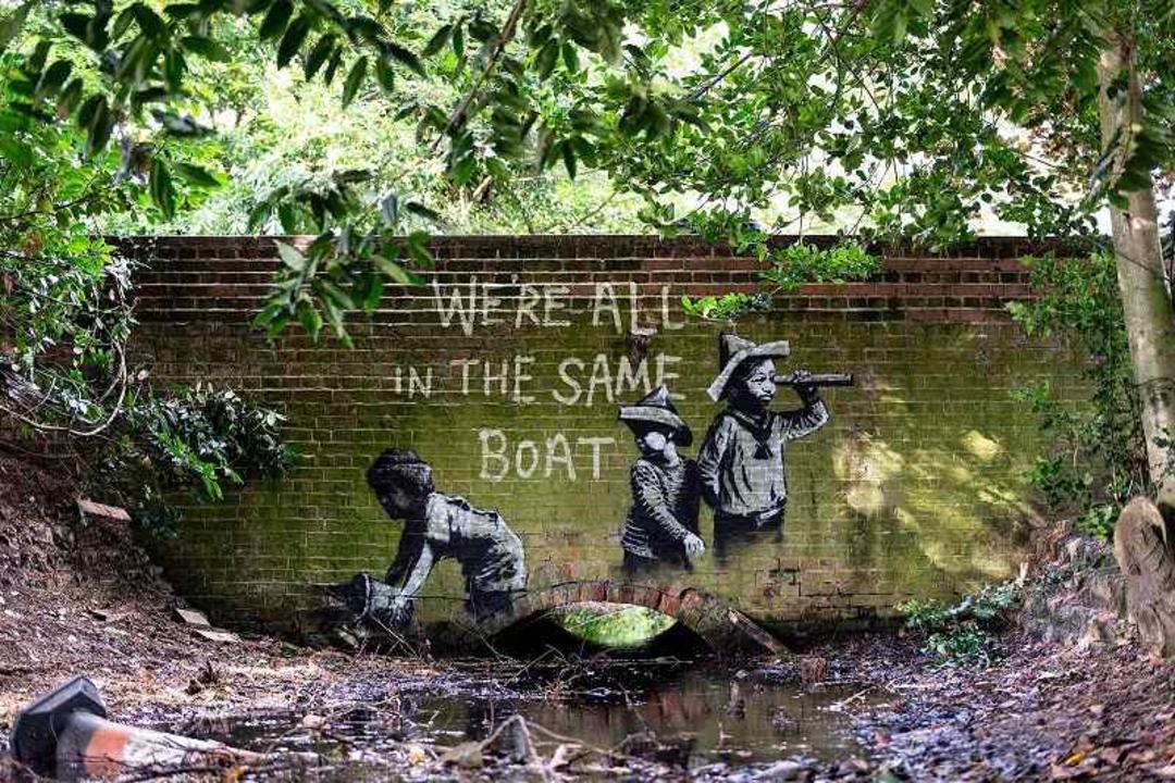 نقاشی دیواری کودکان روی قایق؛ منبع عکس وب سایت Banksy.co.uk