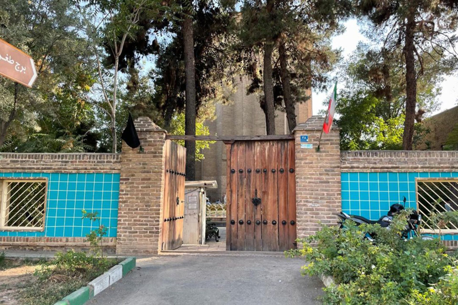 رنگ آمیزی دیوار برج طغرل