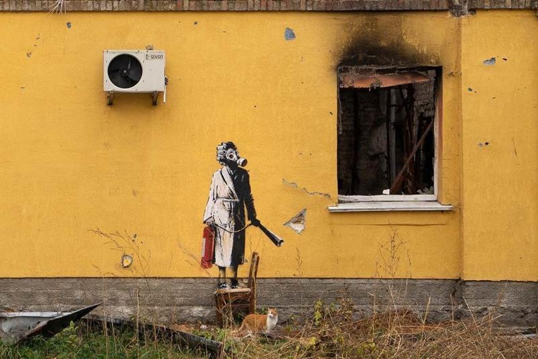 نقاشی بانویی با کپسول آتش نشانی؛ منبع عکس: وب سایت Banksy.co.uk