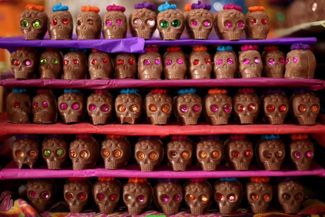 جمجه های شکلاتی در جشن روز مردگان مکزیک؛ منبع عکس: وب سایت nytimes.com؛ عکاس: Hector Vivas