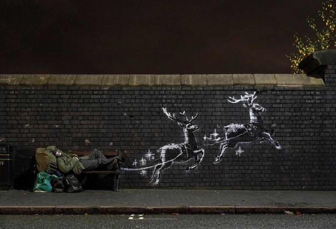 نقاشی دیواری گوزن های ارابه اثر بنکسی؛ منبع عکس وب سایت Banksy.co.uk
